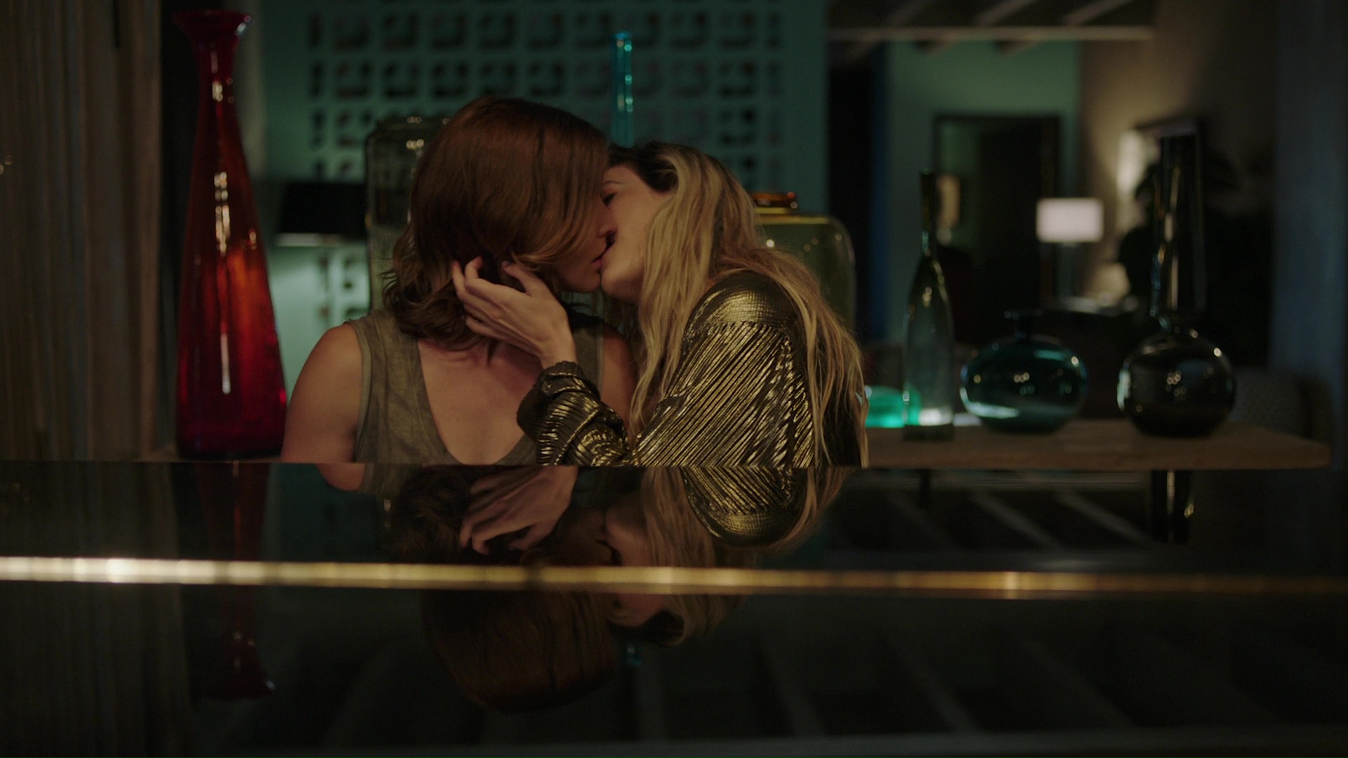 Cobie Smulders. kissing in Stumptown. 